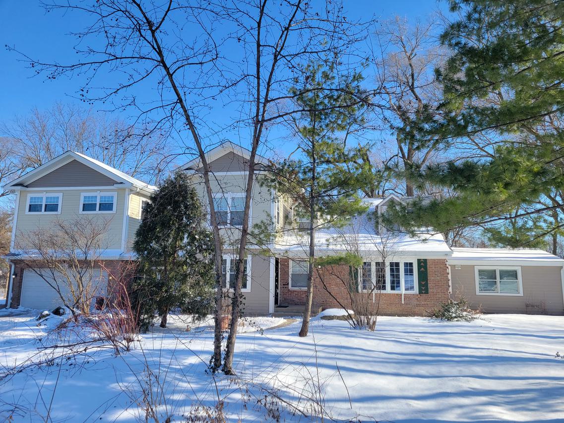 2N083 Roberta Ave., Carol Stream, IL 60188