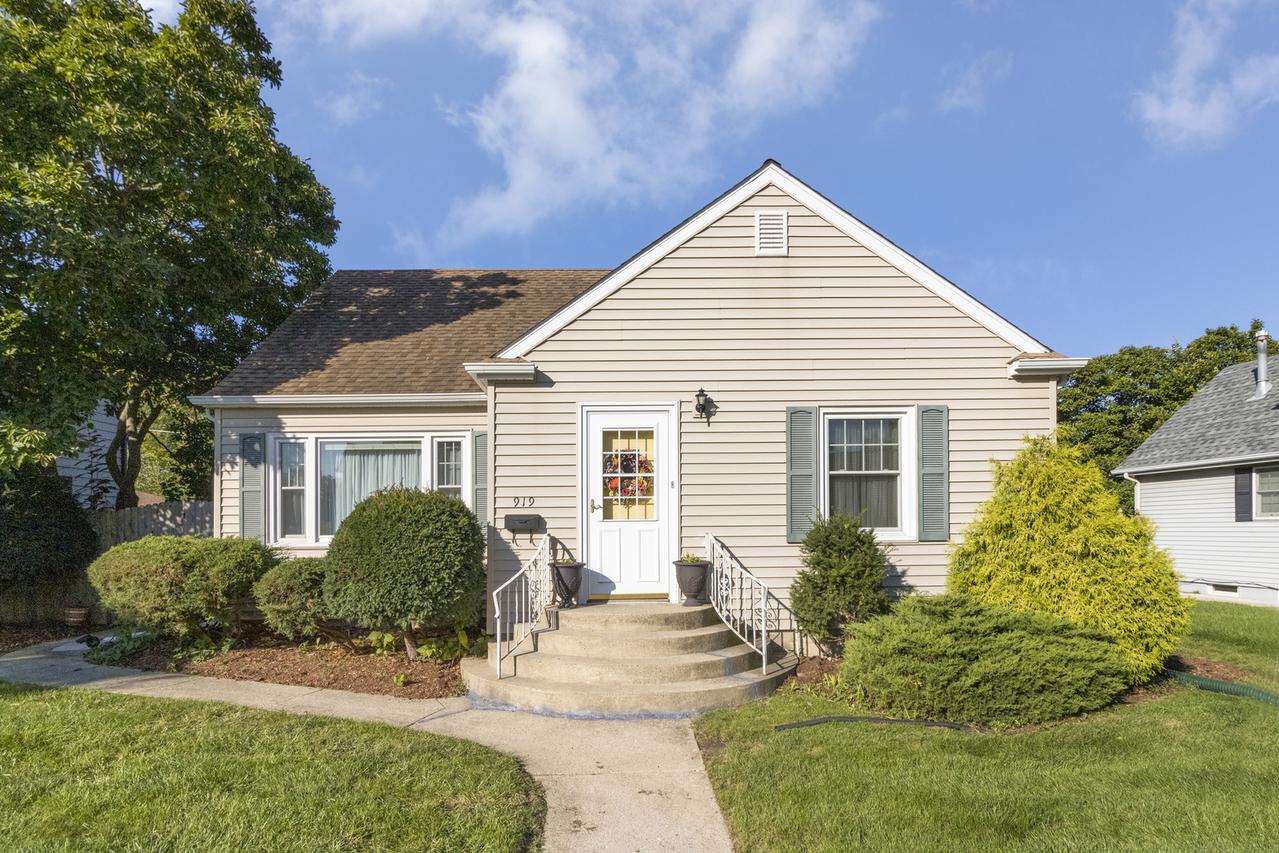 919 Vine St., Joliet, IL 60435