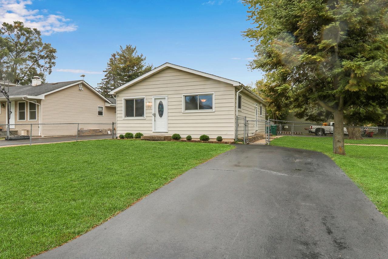523 Woodmoor Dr., Round Lake Beach, IL 60073