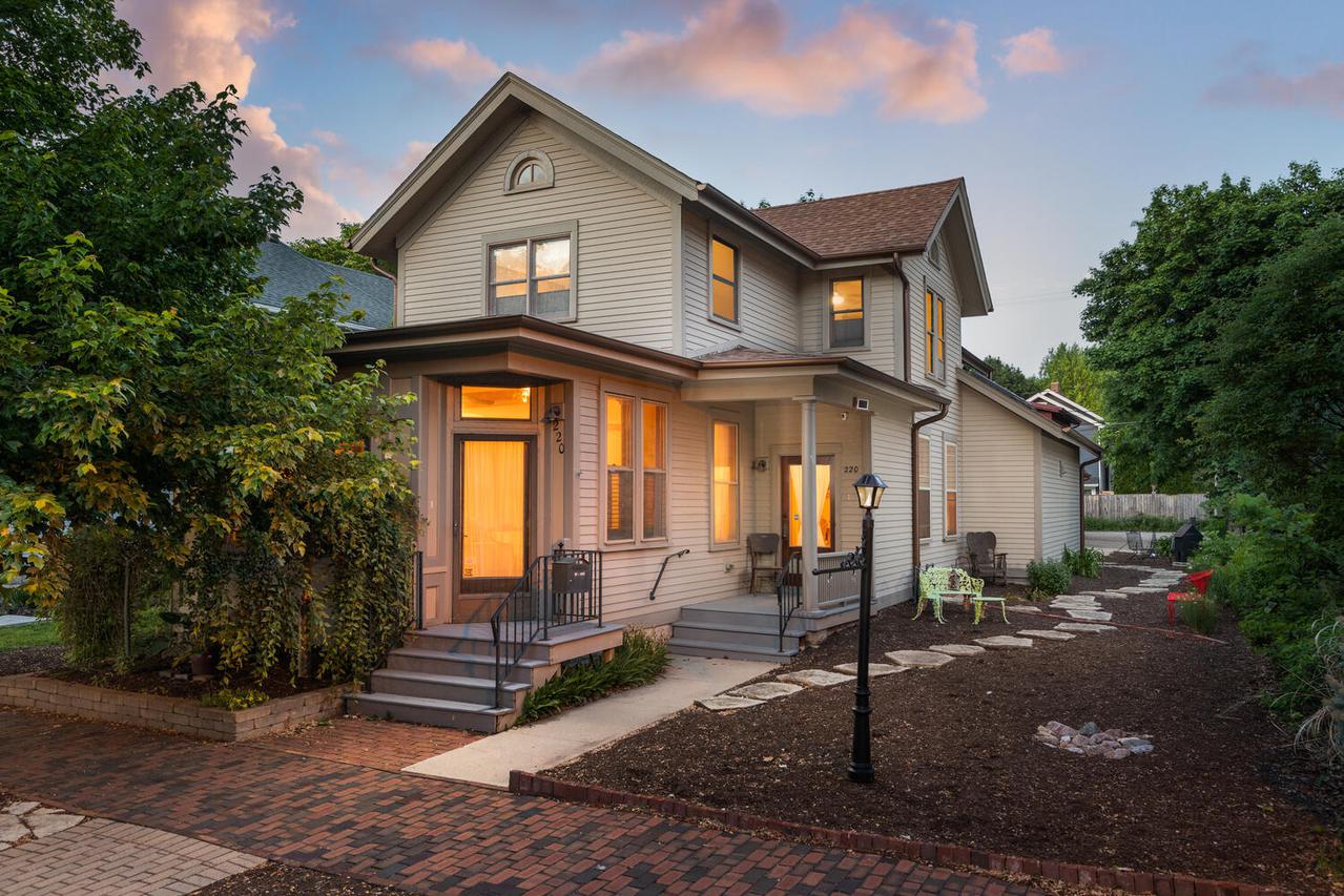 220 Center St., Naperville, IL 60540