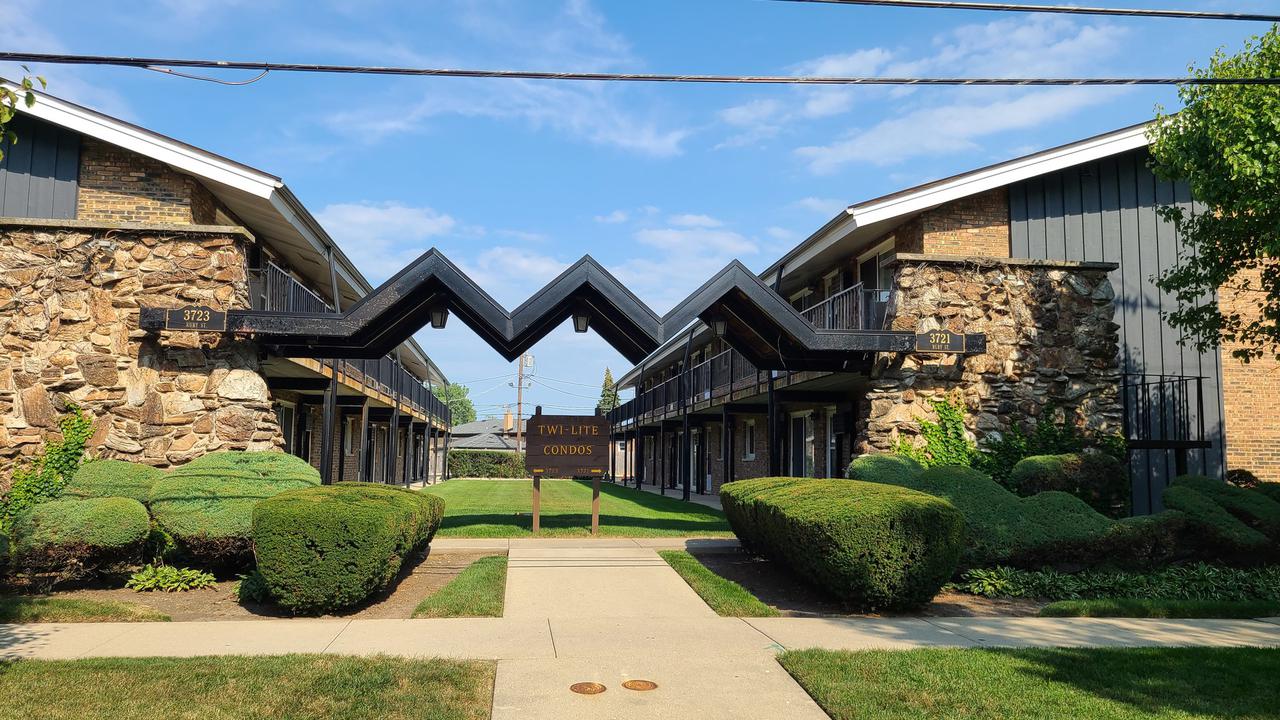 3721 Ruby St. #206S, Schiller Park, IL 60176