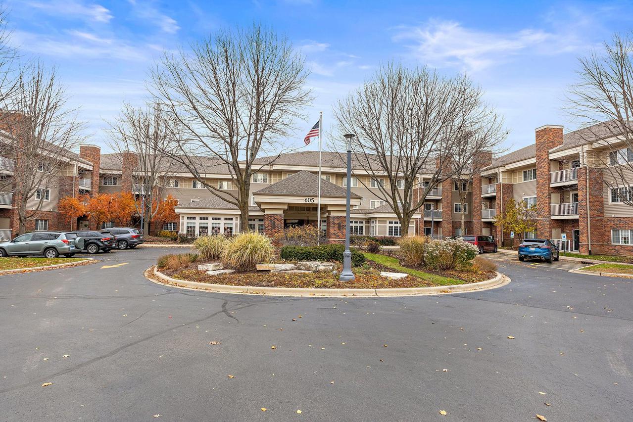 605 Barrington Ave. #120, East Dundee, IL 60118