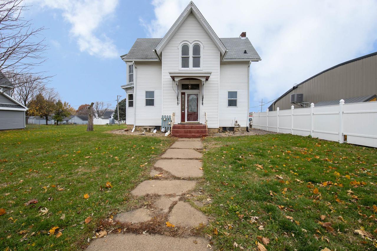 104 Pacific St., Monroe Center, IL 61052