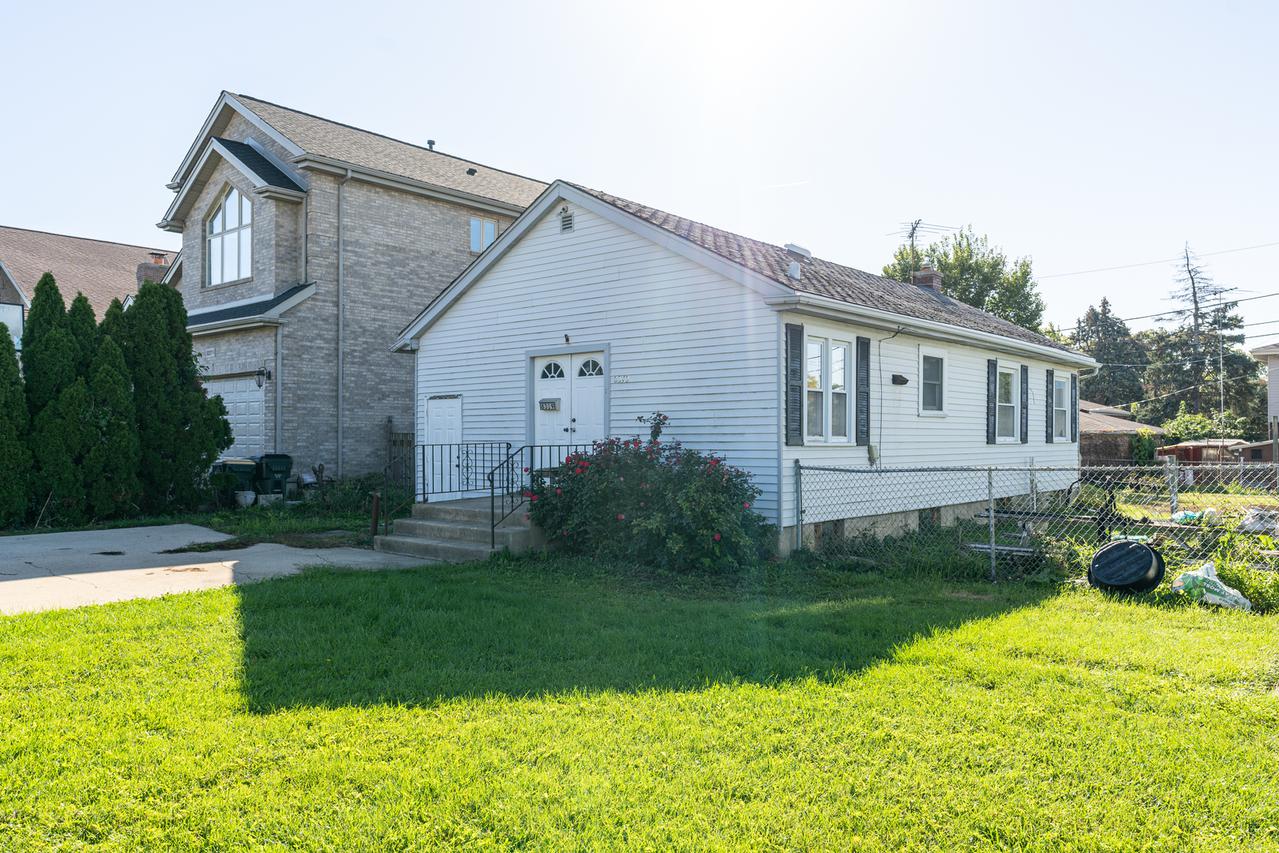 8319 W Ballard Rd., Niles, IL 60714