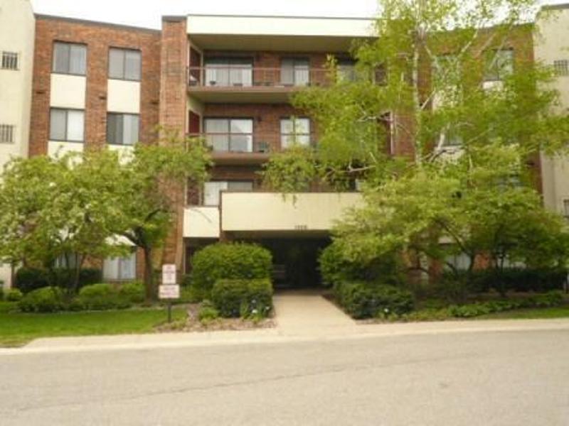 1500 Harbour Dr. #2F, Wheeling, IL 60090