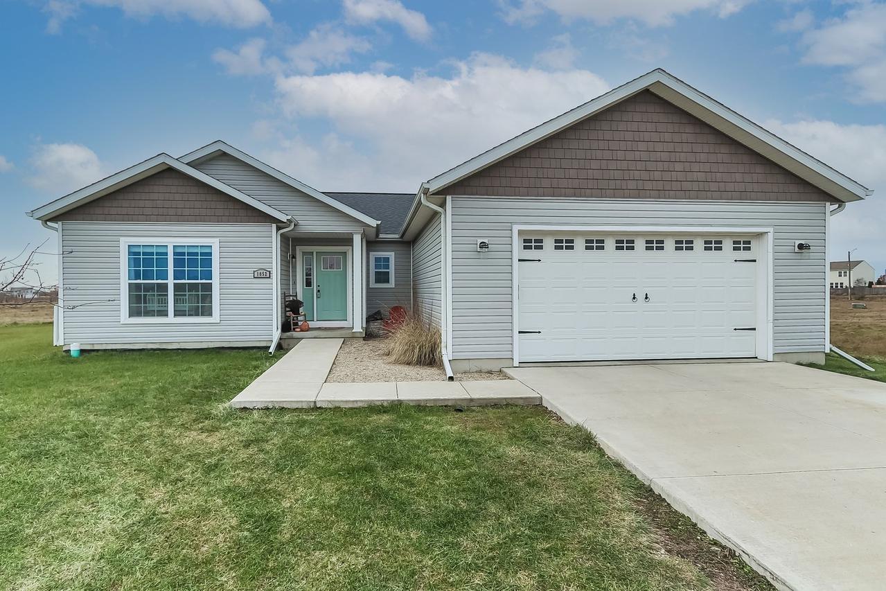 1052 Foxfield Ct., Hebron, IL 60034