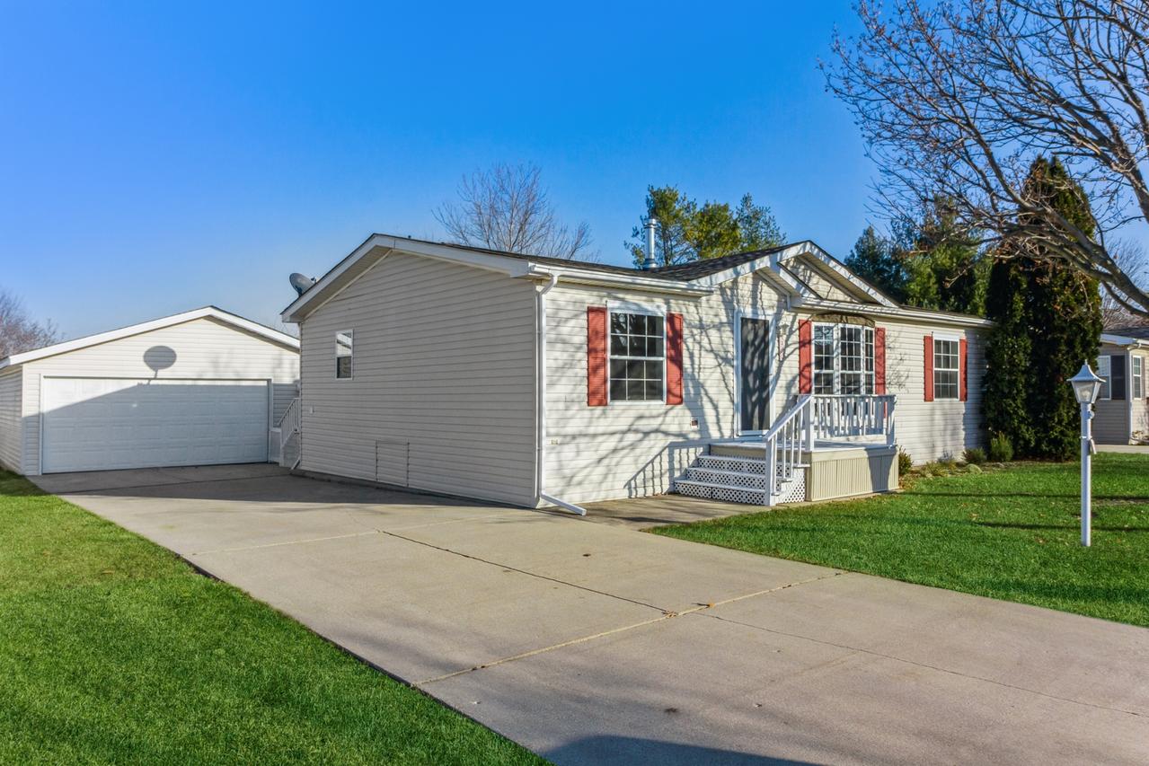 5520 Ebonywood Ln., Roscoe, IL 61073
