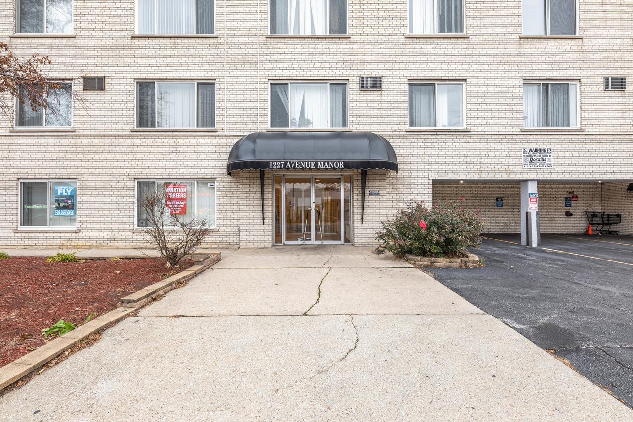 1227 S Harlem Ave. #204, Berwyn, IL 60402