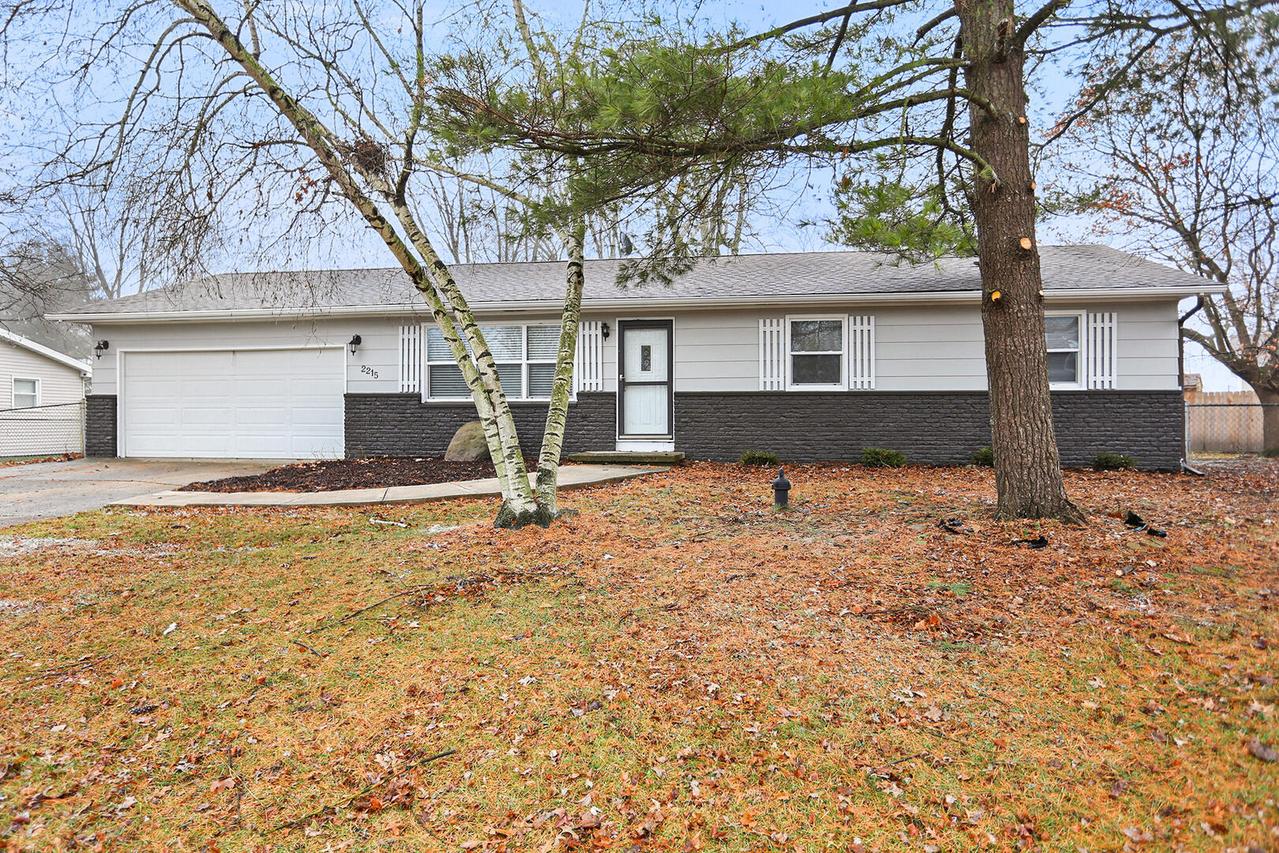 2215 Heather Hills Dr., St. Joseph, IL 61873