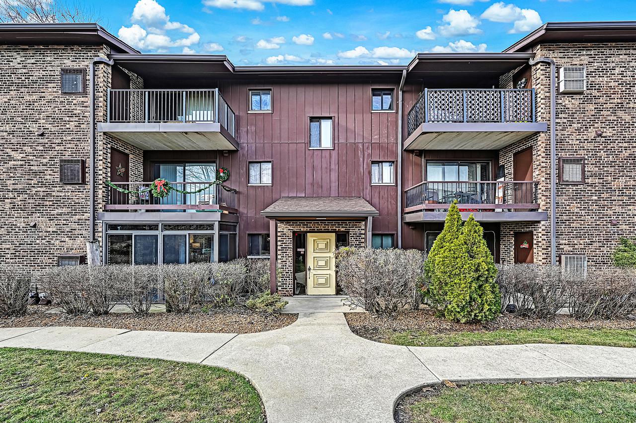 60 Pier Dr. #103, Westmont, IL 60559