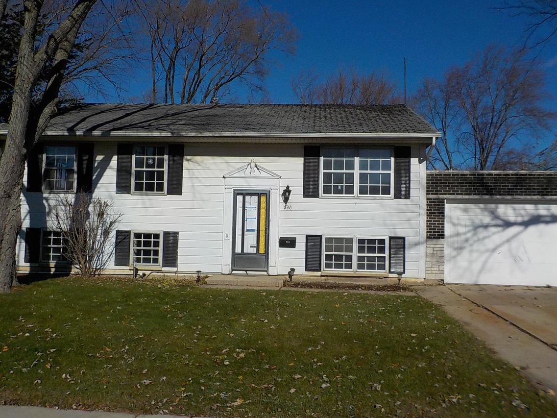 738 Surrey Dr., Streamwood, IL 60107
