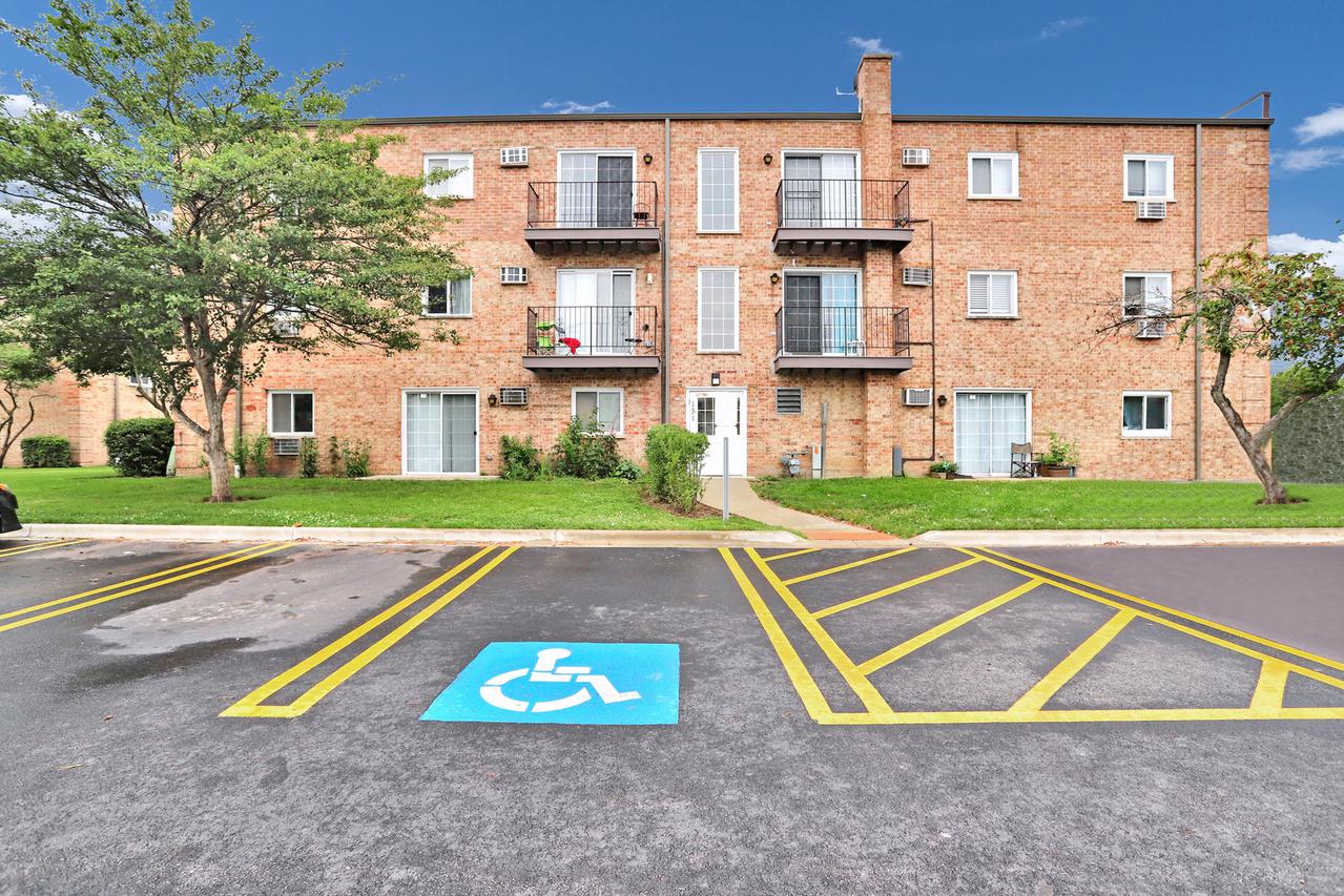 151 Elk St. #348, Carol Stream, IL 60188
