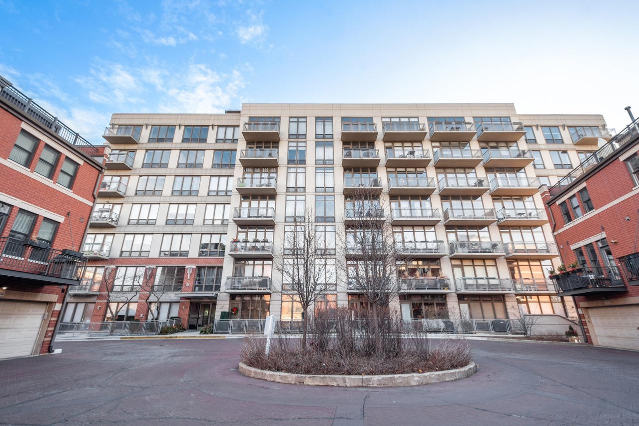 1000 N Kingsbury St. #208, Chicago, IL 60610