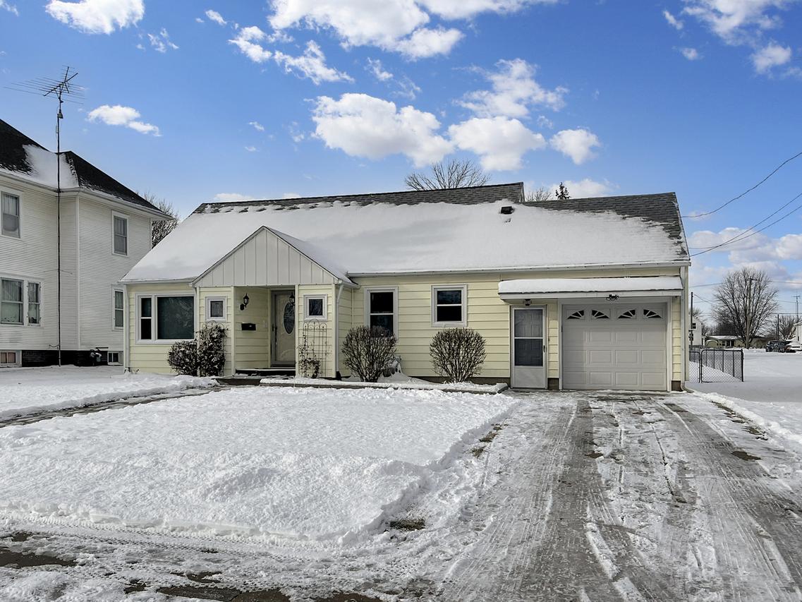 709 S Logan St., Lena, IL 61048