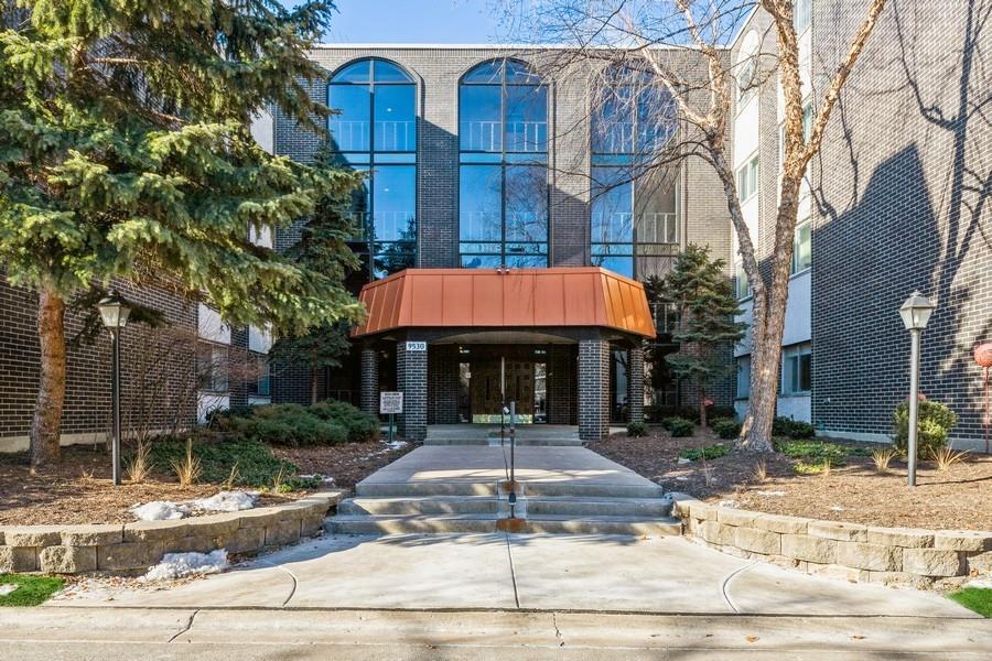 9530 N Lamon Ave. #111, Skokie, IL 60077