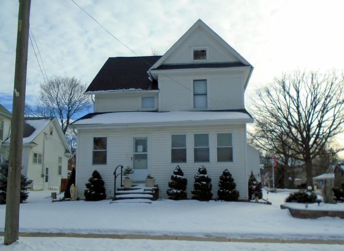 607 N 1st St., Ashton, IL 61006