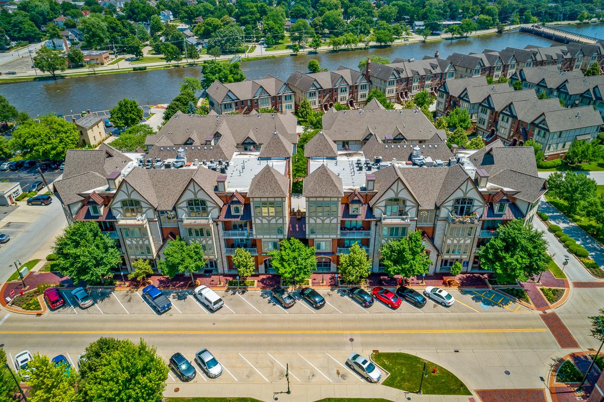350 S 1st St. #303, St. Charles, IL 60174