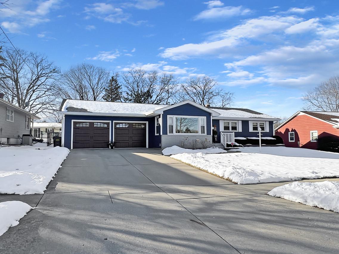 1748 Valley View Dr., Freeport, IL 61032