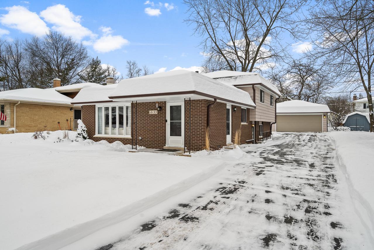 18133 Rockwell Ave., Homewood, IL 60430
