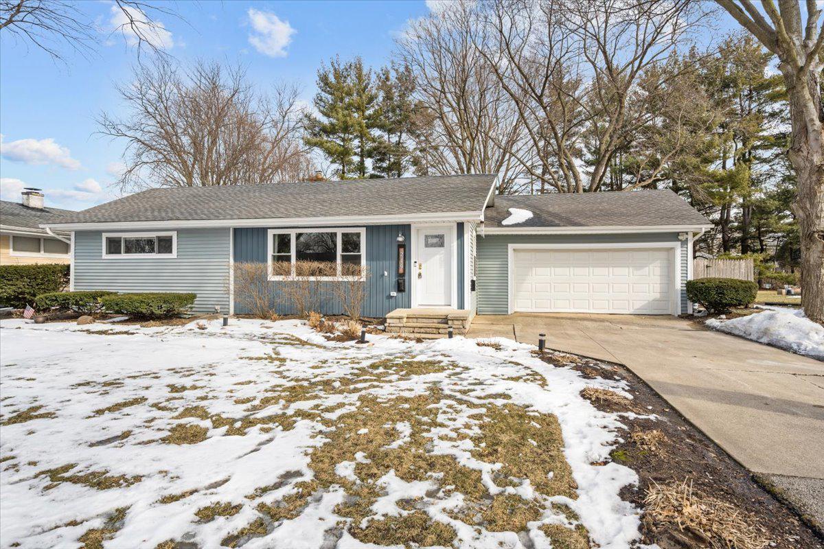 219 Anna St., North Aurora, IL 60542