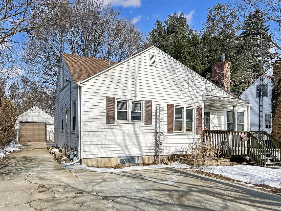 240 W South St., Freeport, IL 61032