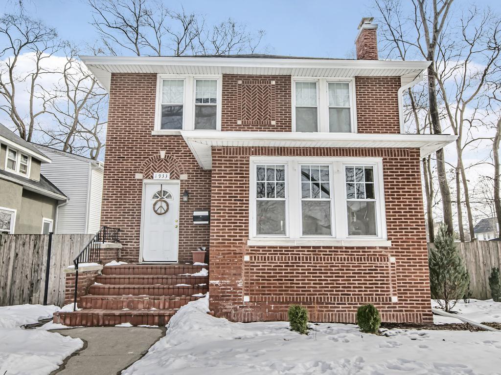 1933 Dodge Ave., Evanston, IL 60201