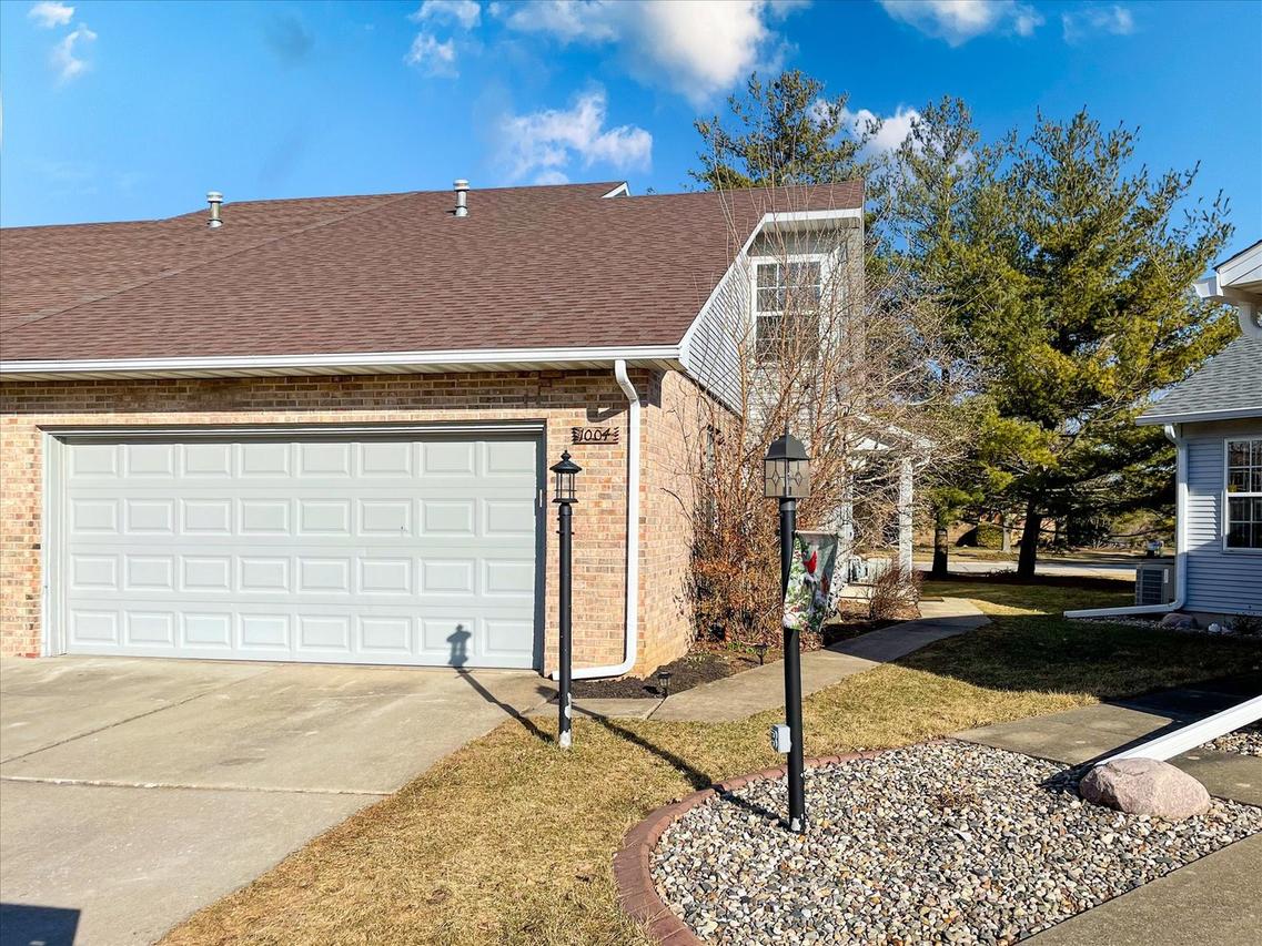1004 Pheasant Cir., Savoy, IL 61874