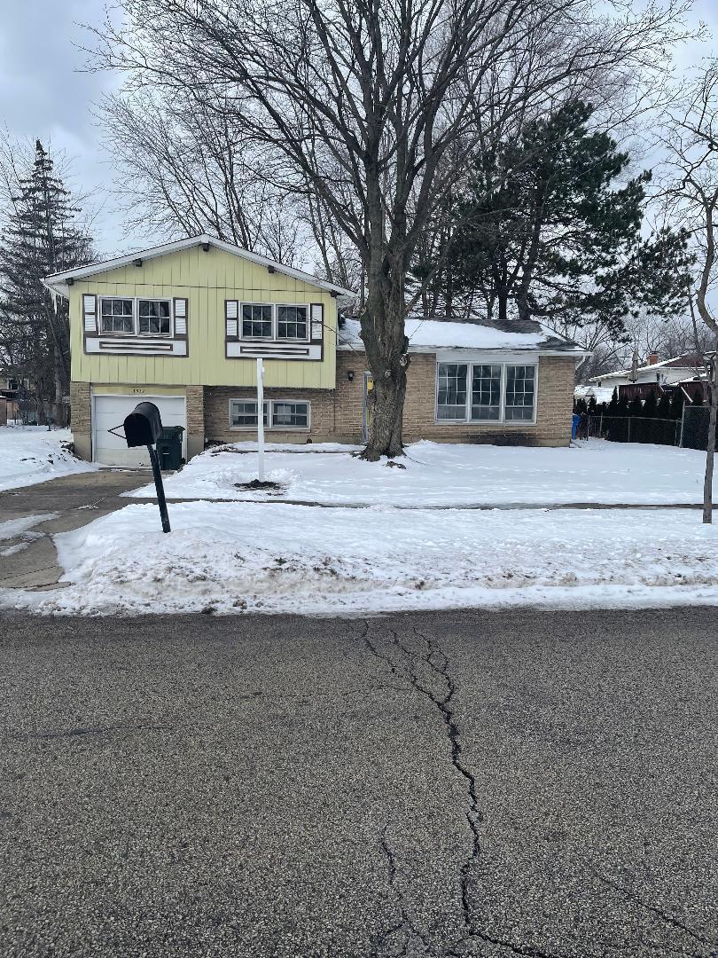 1332 N Columbine Dr., Mount Prospect, IL 60056
