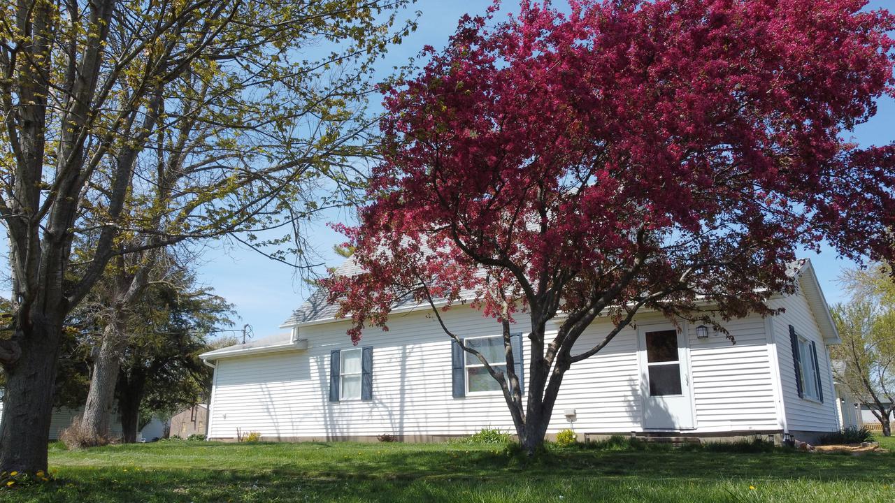 21 Chestnut St., Weldon, IL 61882