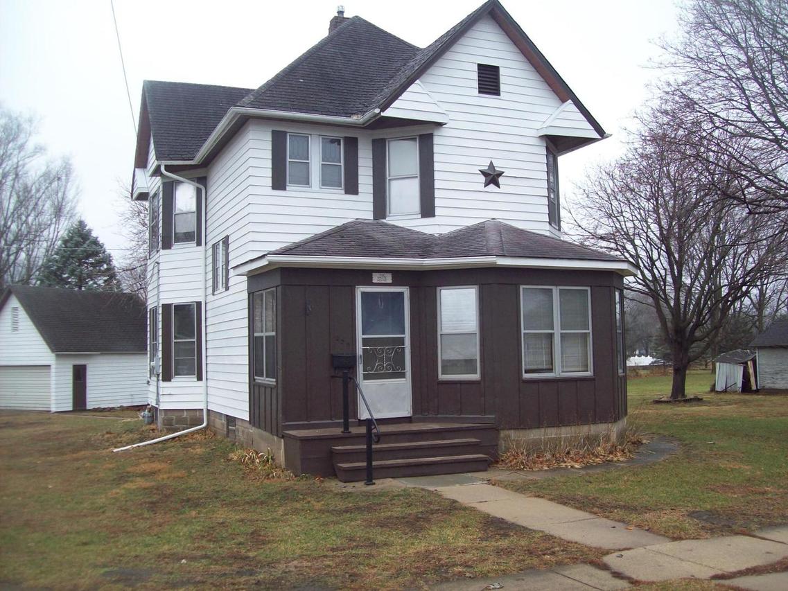 230 Liberty St., Walnut, IL 61376