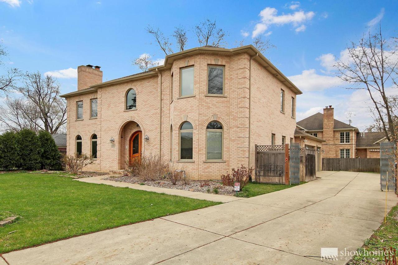 1135 Castle Dr., Glenview, IL 60025