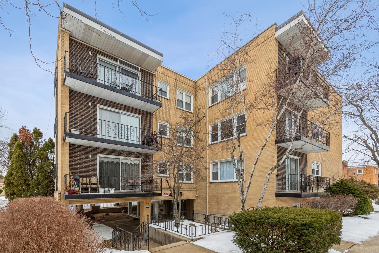 4735 Grove St. #202, Skokie, IL 60076