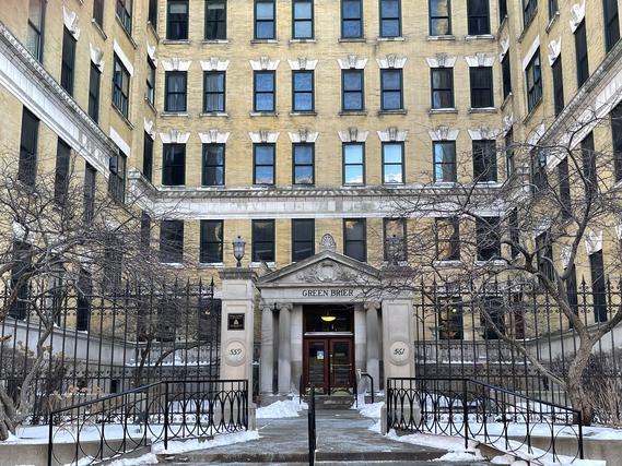 559 W Surf St. #902, Chicago, IL 60657