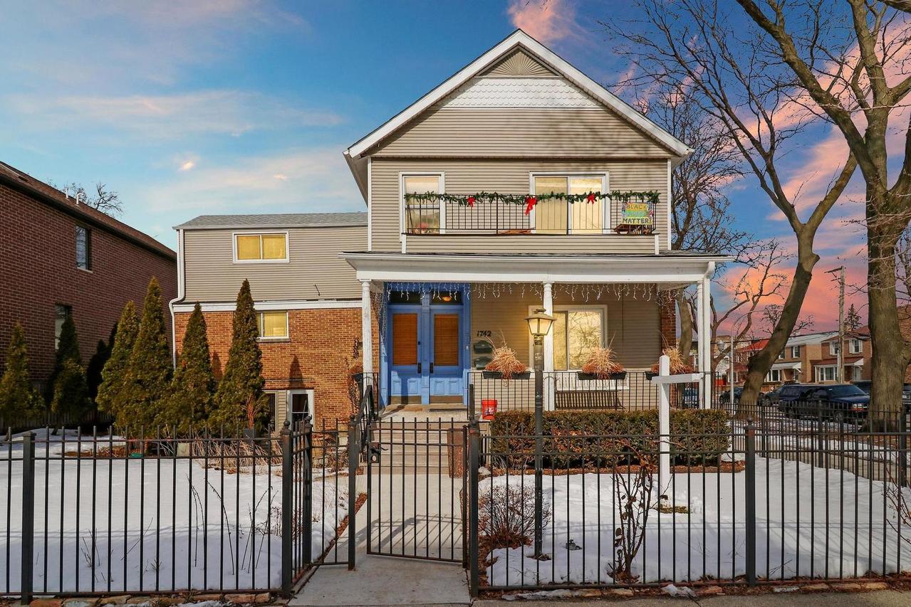 1742 W Rosehill Dr., Chicago, IL 60660