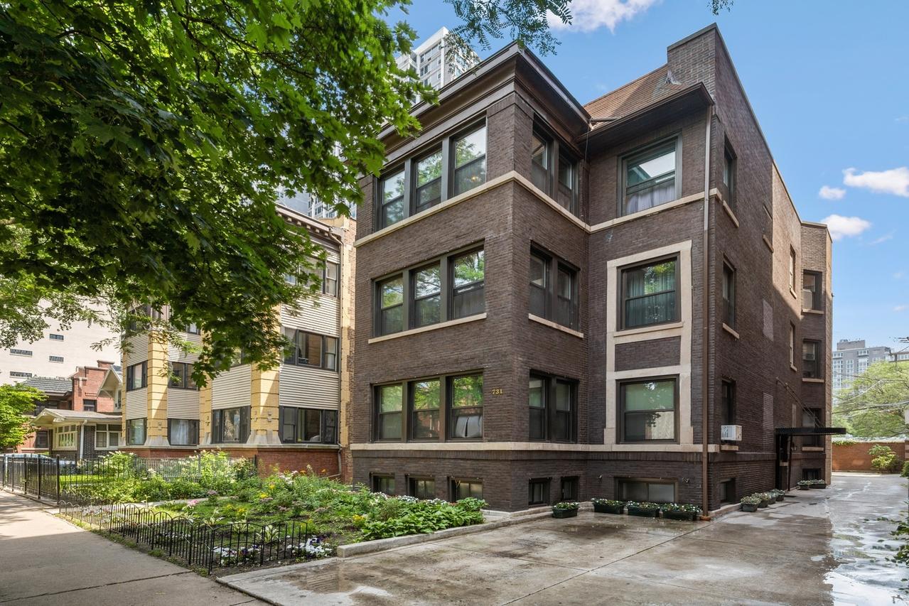 731 W Junior Ter., Chicago, IL 60613