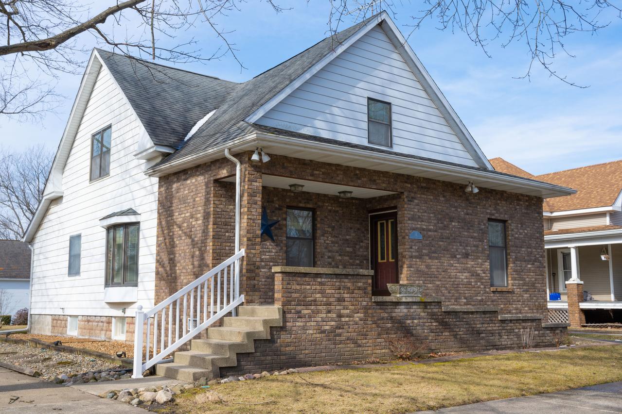 12 S Walnut St., Villa Grove, IL 61956