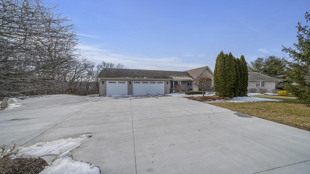 12012 N Ledges Dr., Roscoe, IL 61073