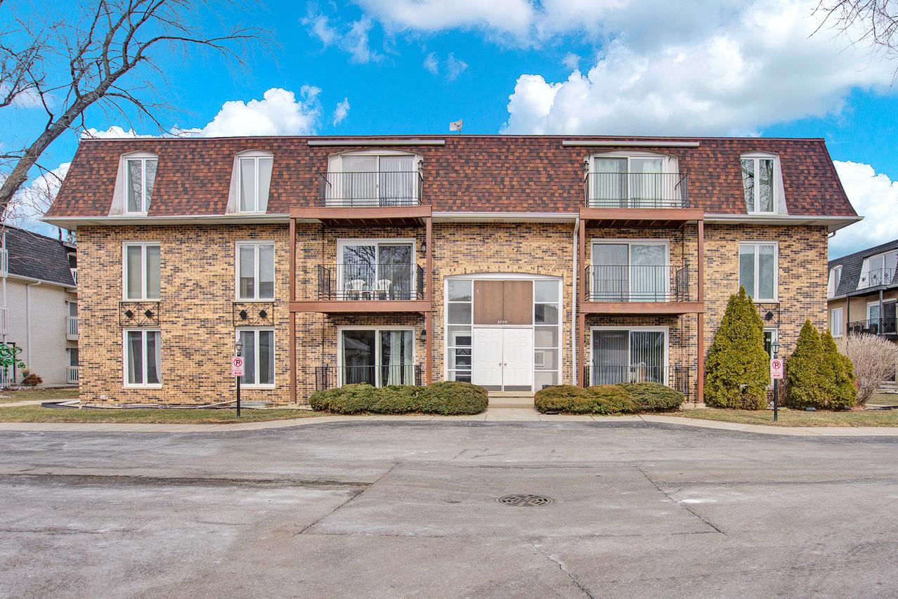 5700 Circle Dr. #202, Oak Lawn, IL 60453