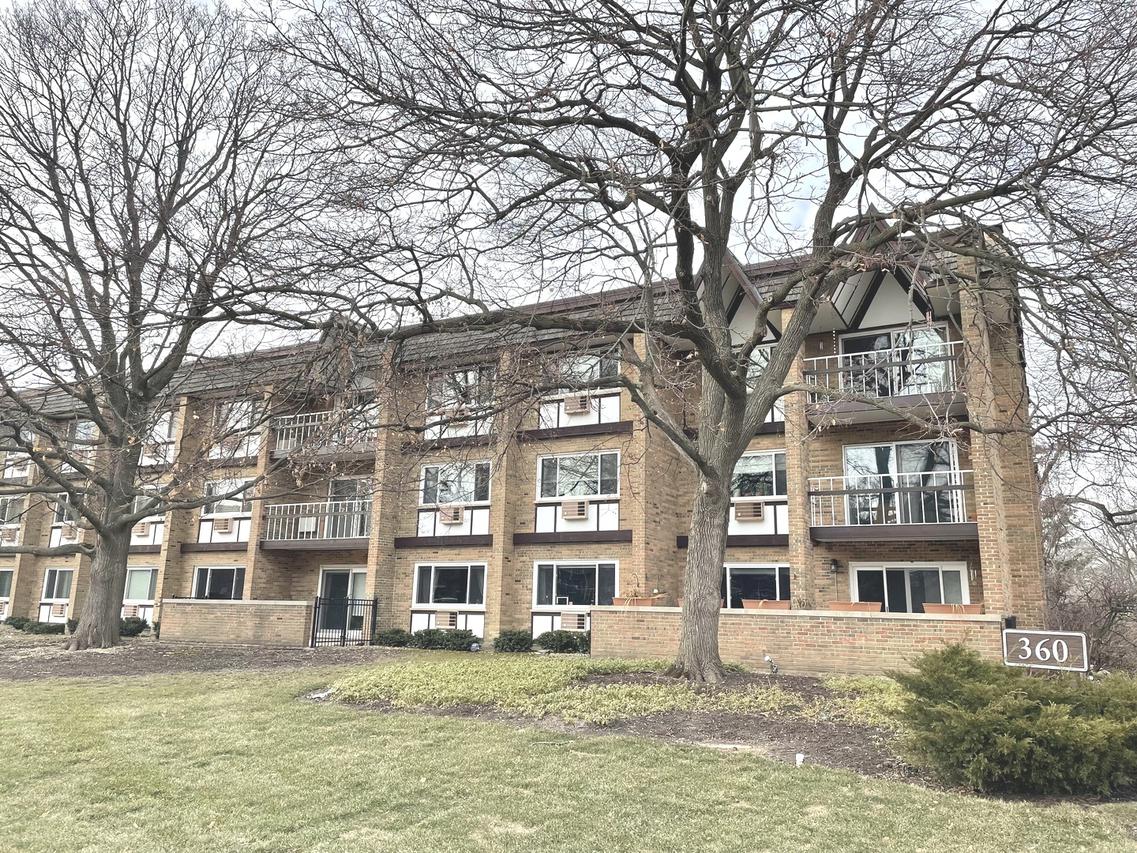 360 Claymoor St. #2B, Hinsdale, IL 60521