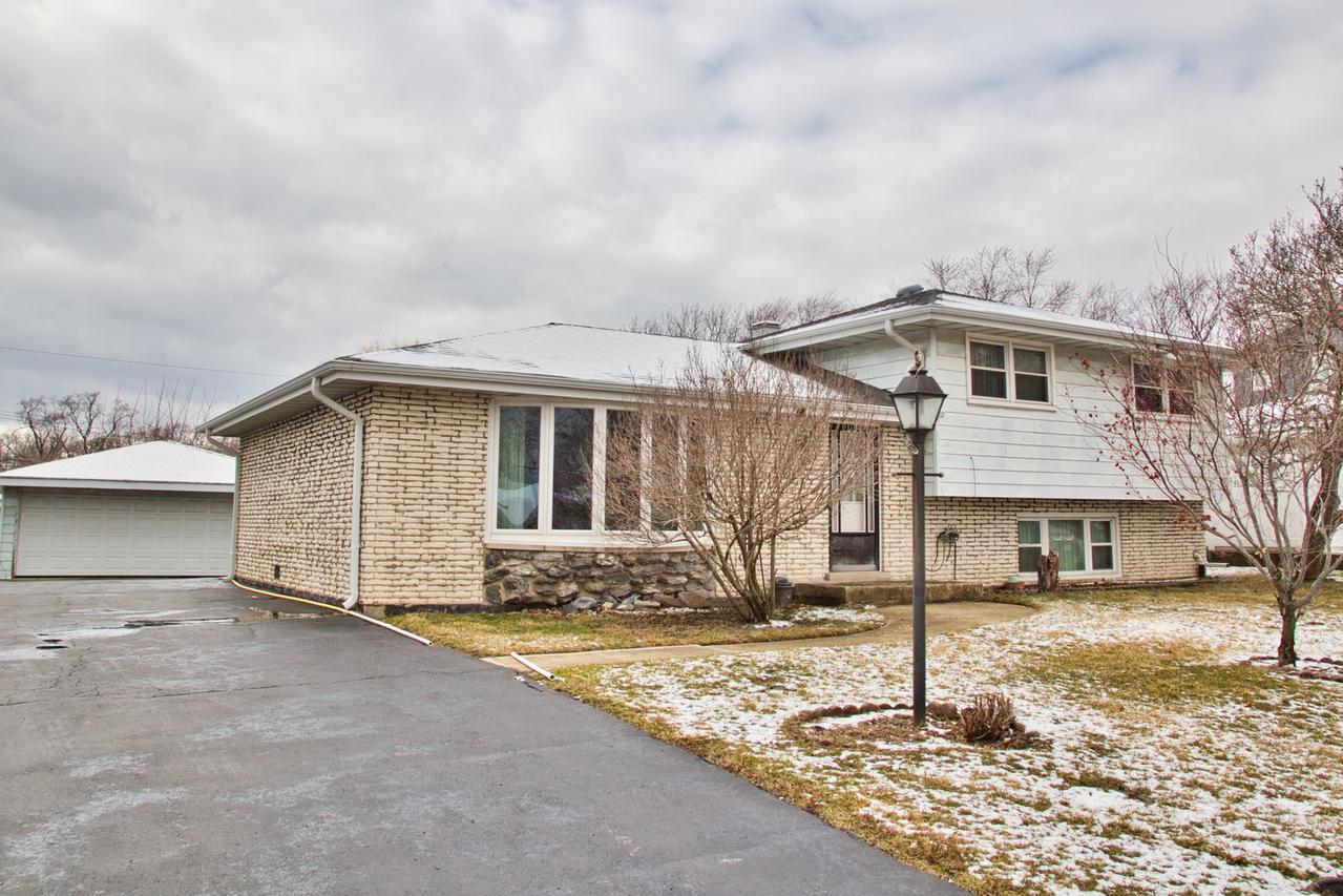 8560 S 83rd Ct., Hickory Hills, IL 60457