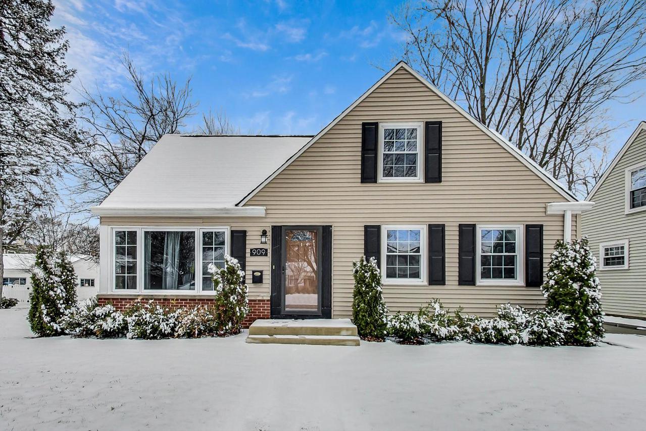 909 E Oakton St., Arlington Heights, IL 60004