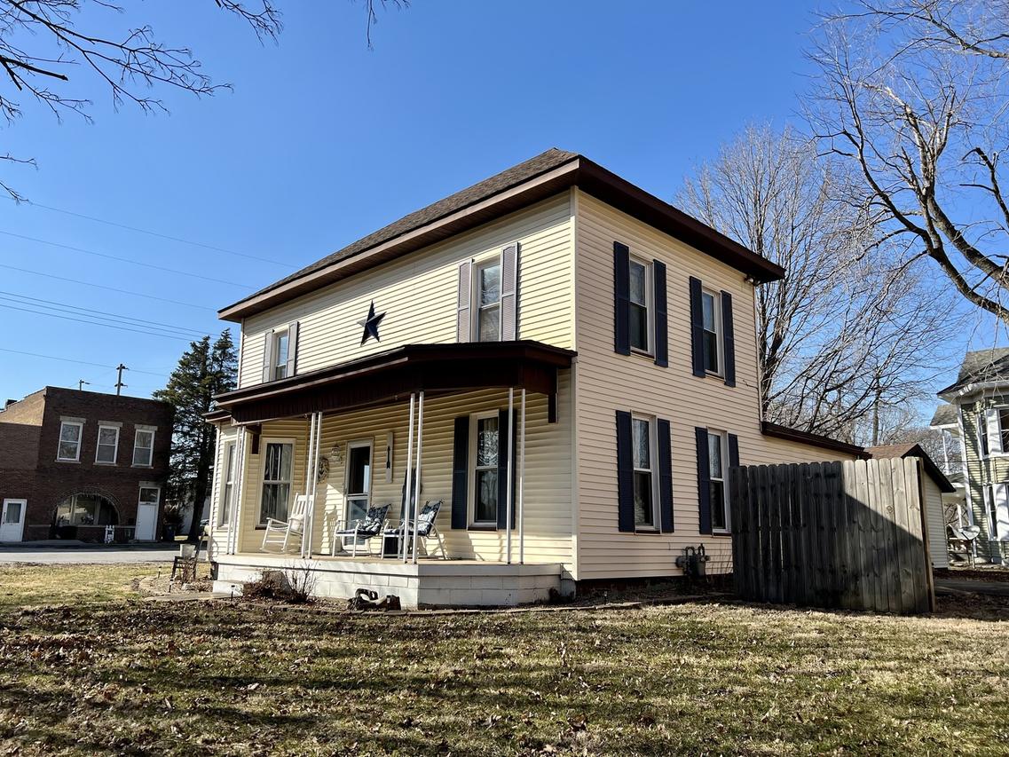 102 N Macon St., Moweaqua, IL 62550