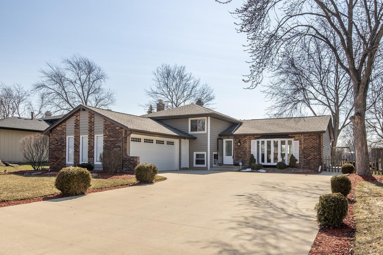 1813 Gigi Ln., Darien, IL 60561