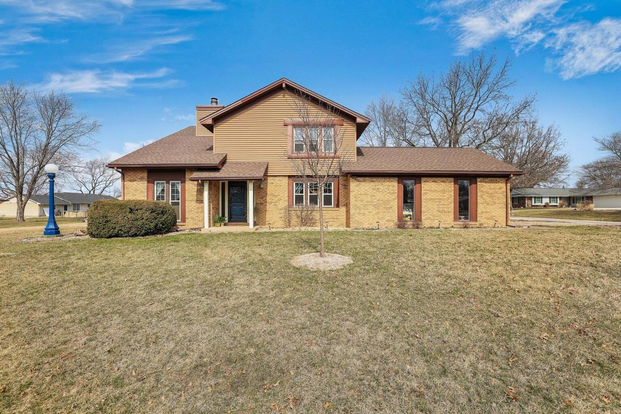 1204 Alderbury Dr., St. Joseph, IL 61873