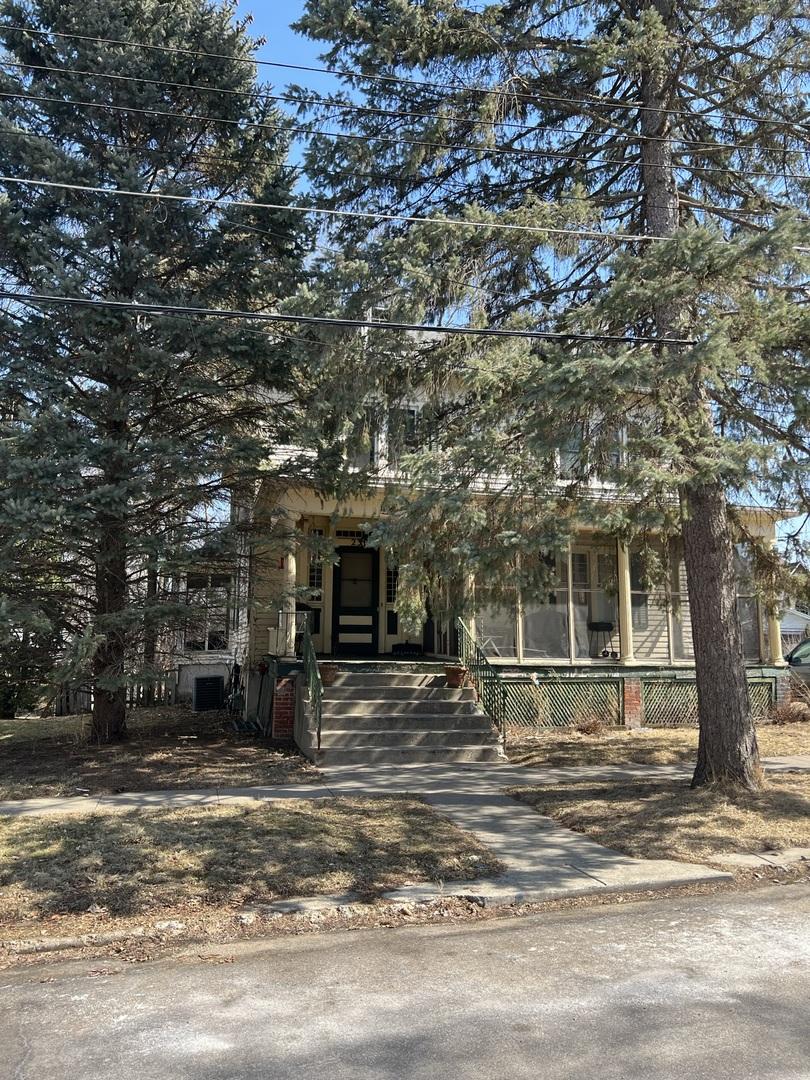 23 N Grove Ave., Freeport, IL 61032