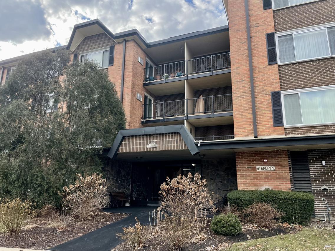 1217 S Old Wilke Rd. #204, Arlington Heights, IL 60005
