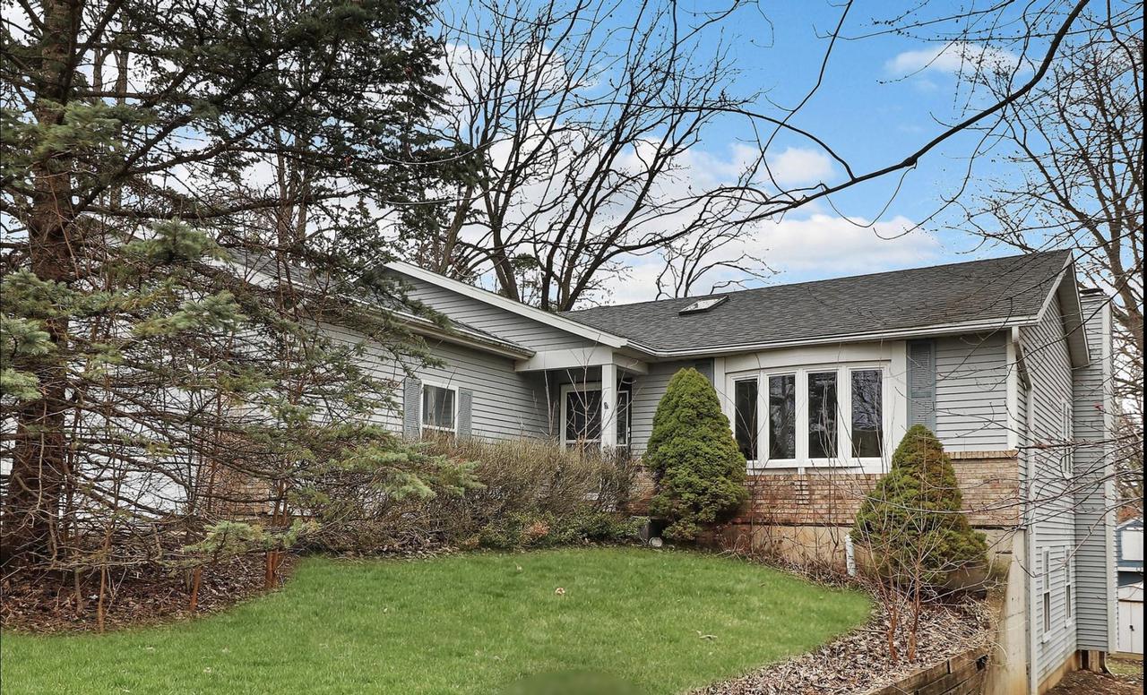 42 Hilltop Dr., Lake in the Hills, IL 60156