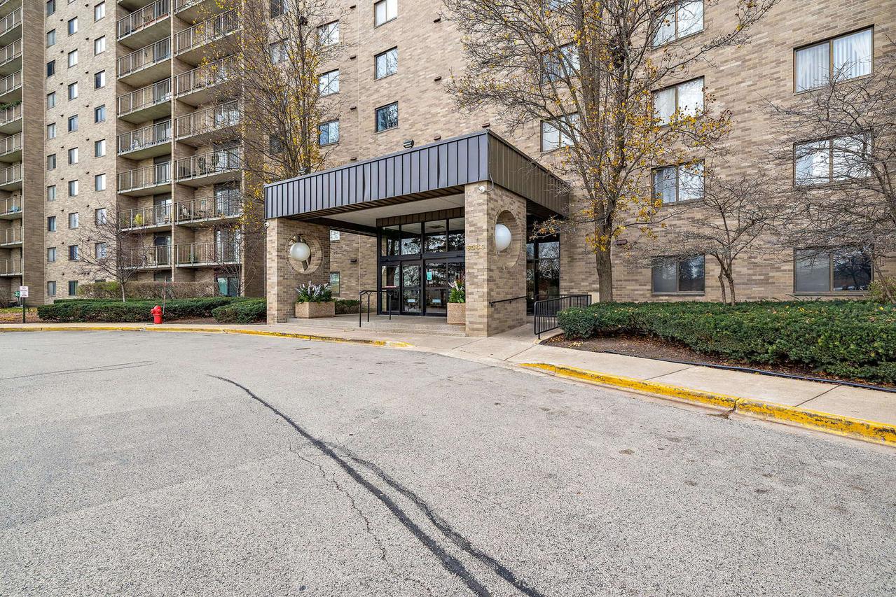 6340 Americana Dr. #1215, Willowbrook, IL 60527