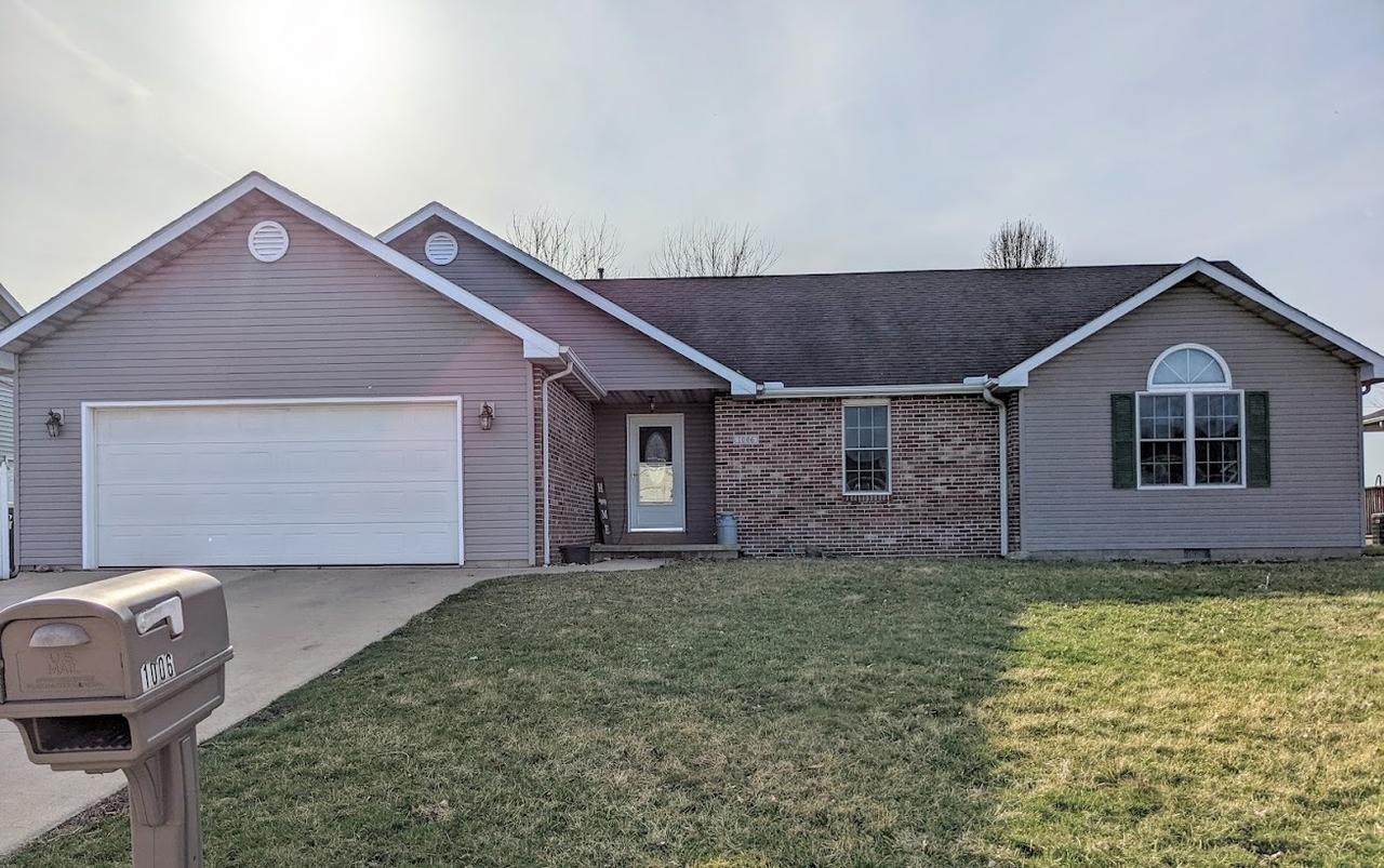 1006 N Possum Trail, Villa Grove, IL 61956