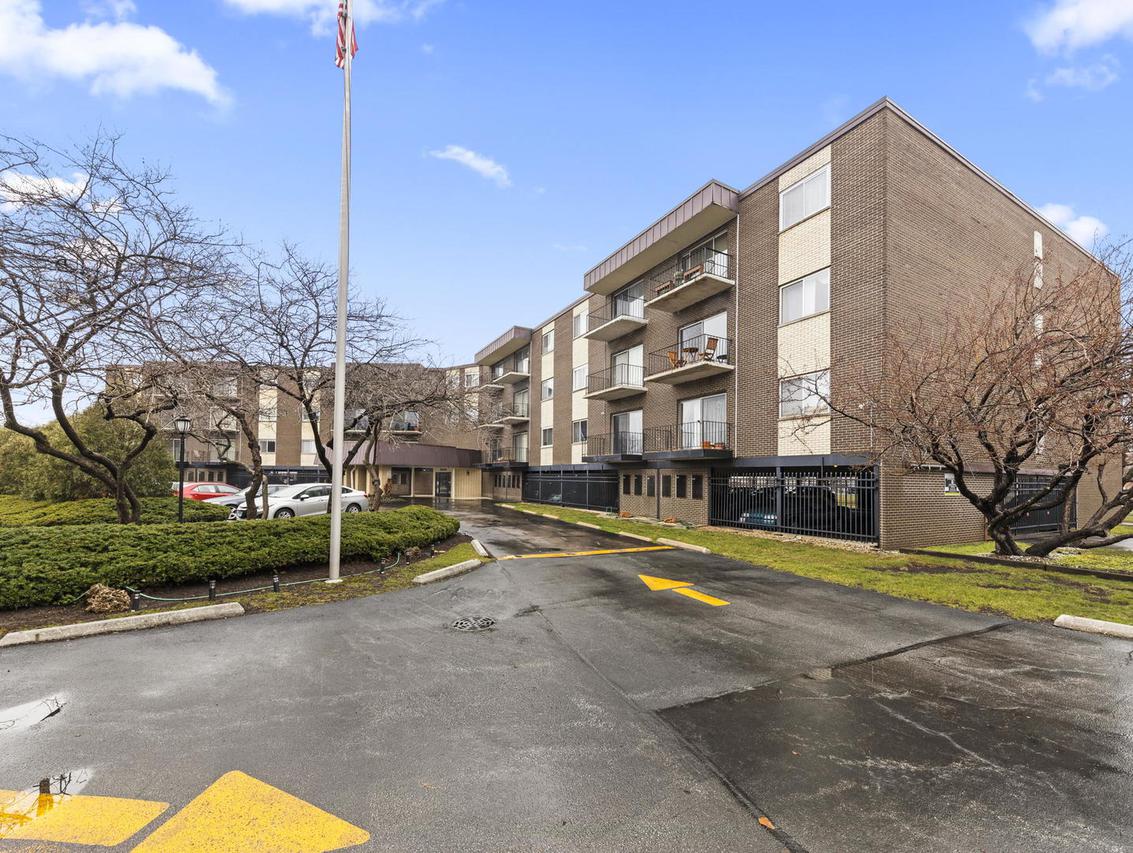 9820 S Pulaski Rd. #204, Oak Lawn, IL 60453